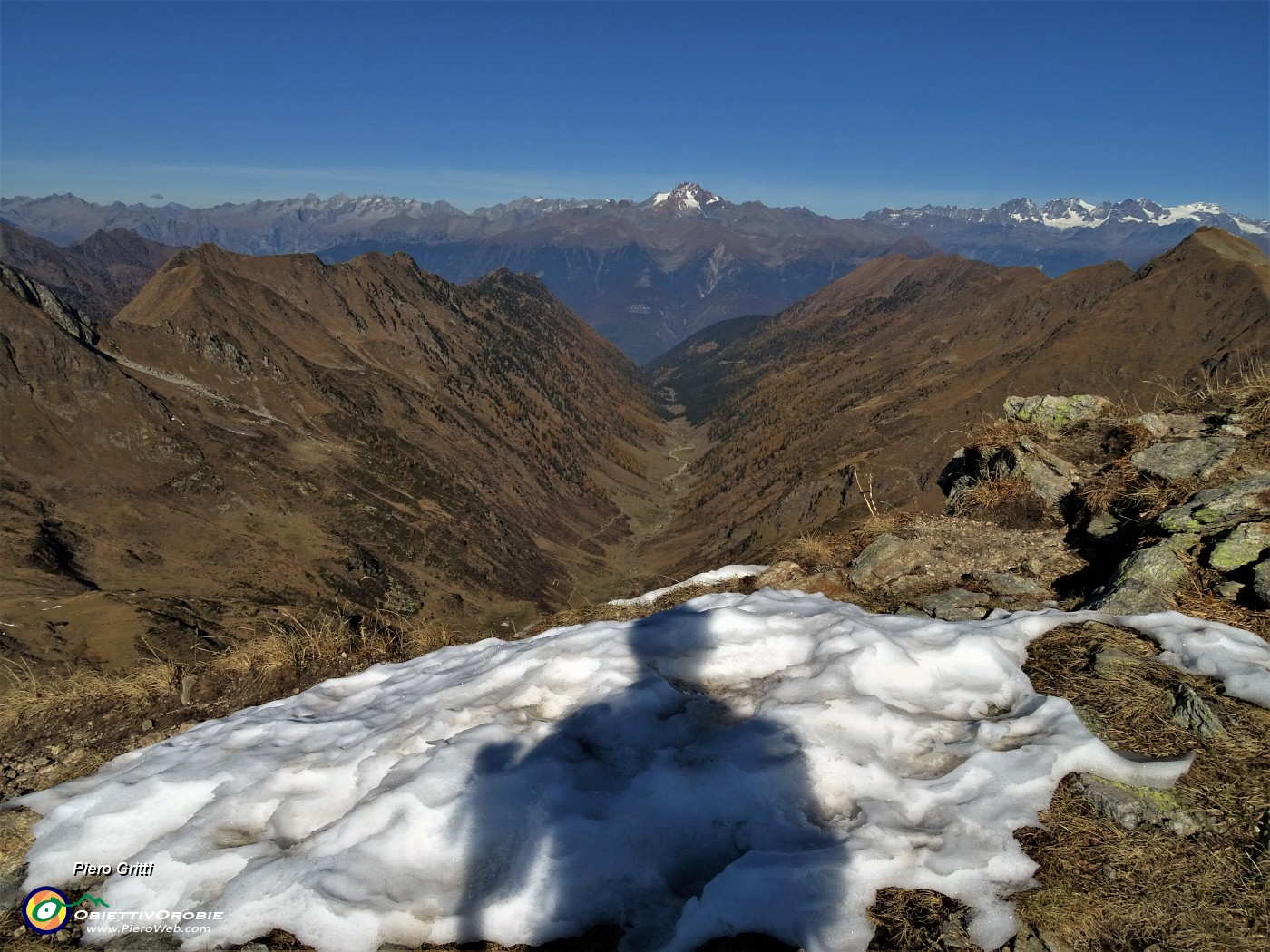 30 Spettacolare vista sulla bella Valcervia coronata dal Monte Disgrazia (3678 m).JPG